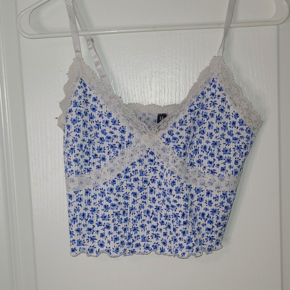Size: Med. Floral lace crop tank top